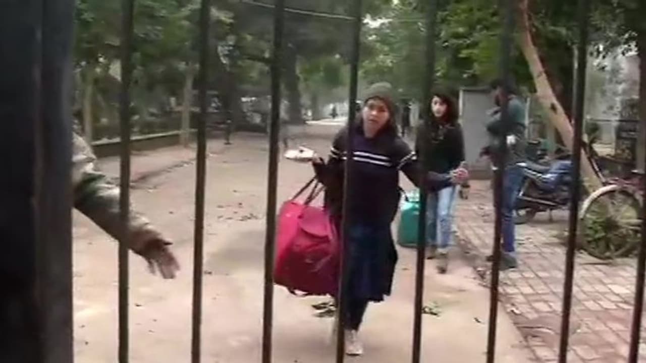 जामिया में स्थिति तनावपूर्ण, घर का रुख कर रहे हैं छात्र छात्राएं