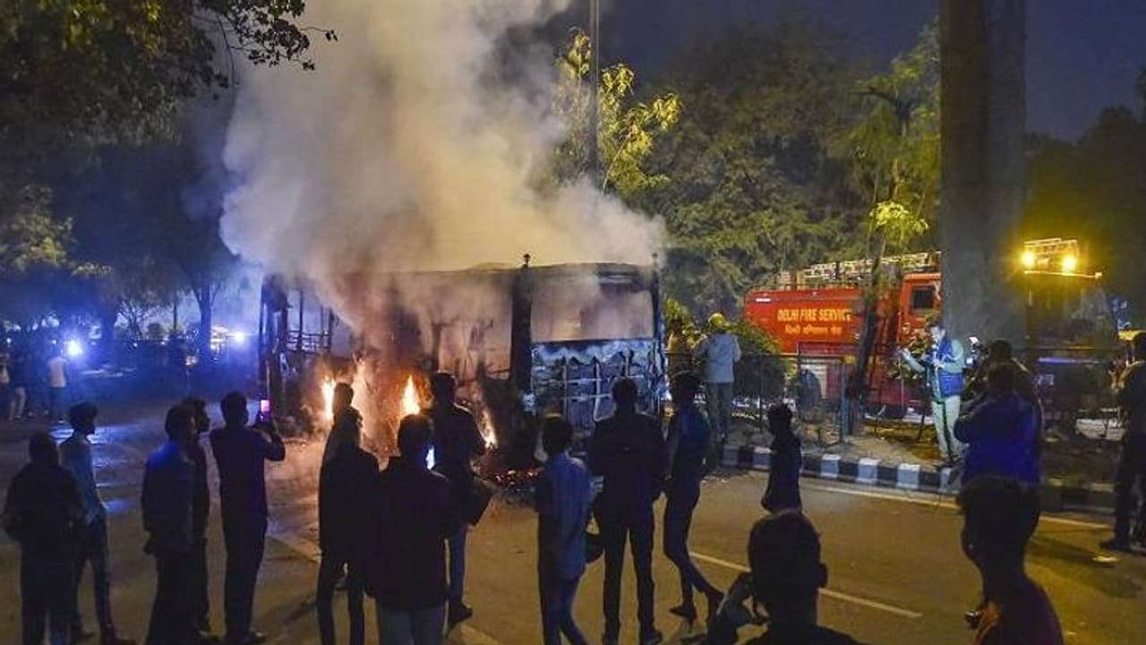 ജാമിയ മിലിയ സംഘര്ഷം: പത്ത് പ്രദേശവാസികള് അറസ്റ്റിലെന്ന് പൊലീസ് ജാമിയ മിലിയ സംഘര്ഷം: പത്ത് പ്രദേശവാസികള് അറസ്റ്റിലെന്ന് പൊലീസ്