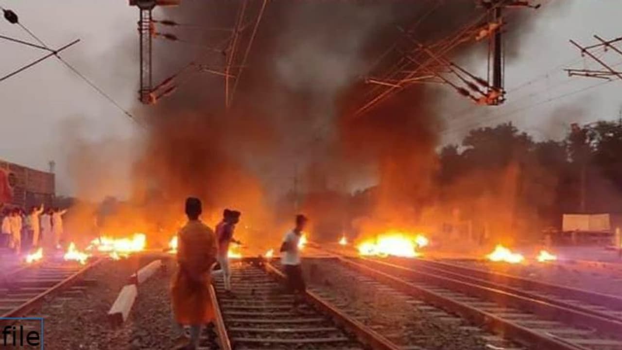 भीड़ ने कर दिया था स्टेशन पर हमला, हमने टॉयलेट में छिपकर बचाई जान; कर्मचारी ने बताया खौफनाक क्षण भीड़ ने कर दिया था स्टेशन पर हमला, हमने टॉयलेट में छिपकर बचाई जान; कर्मचारी ने बताया खौफनाक क्षण