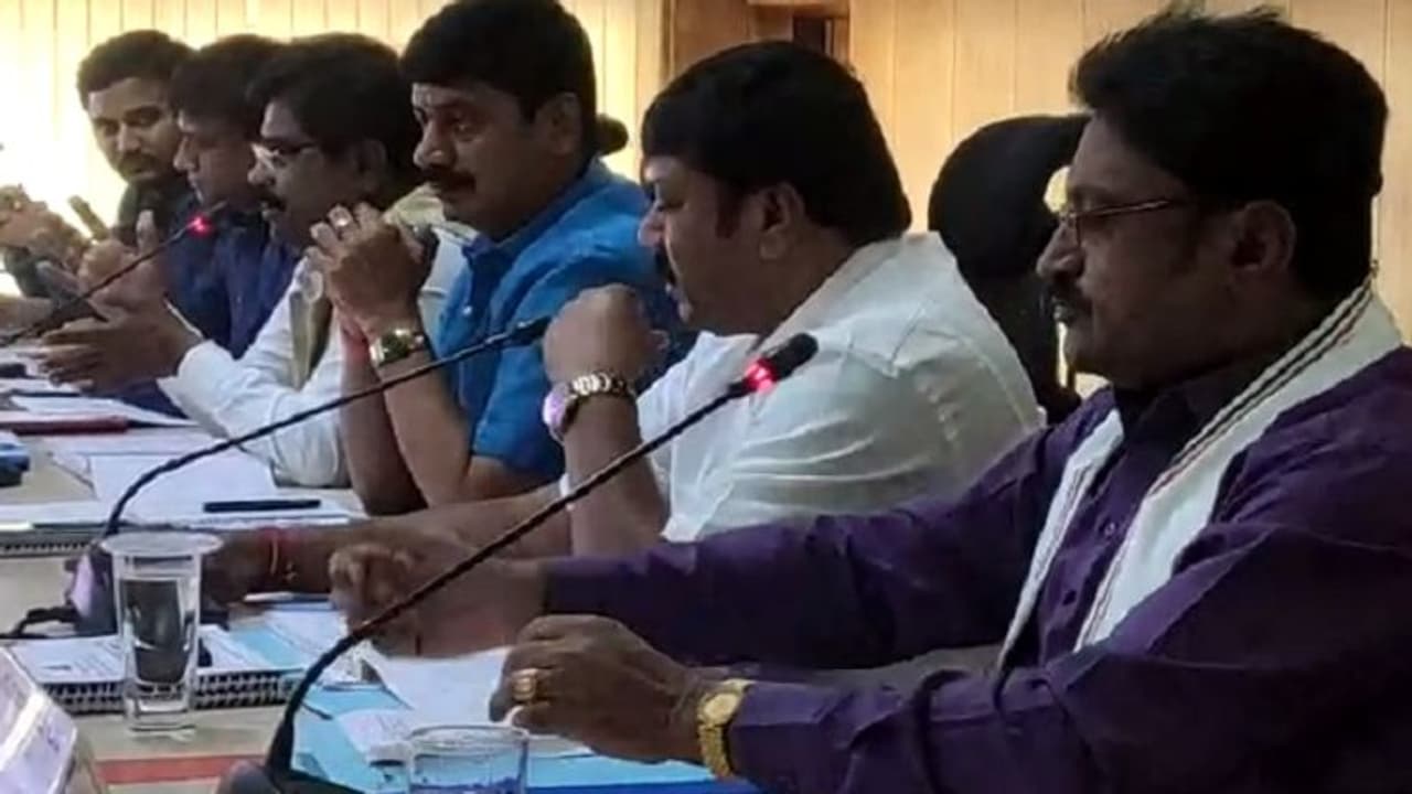 ಸರ್ಕಾರಿ ಕಾರ್ಯಕ್ರಮ ಉದ್ಘಾಟನೆಗೆ ಬಿಜೆಪಿ ಕಾರ್ಯಕರ್ತರು, ಕೈ ಶಾಸಕ ಗರಂ ಸರ್ಕಾರಿ ಕಾರ್ಯಕ್ರಮ ಉದ್ಘಾಟನೆಗೆ ಬಿಜೆಪಿ ಕಾರ್ಯಕರ್ತರು, ಕೈ ಶಾಸಕ ಗರಂ