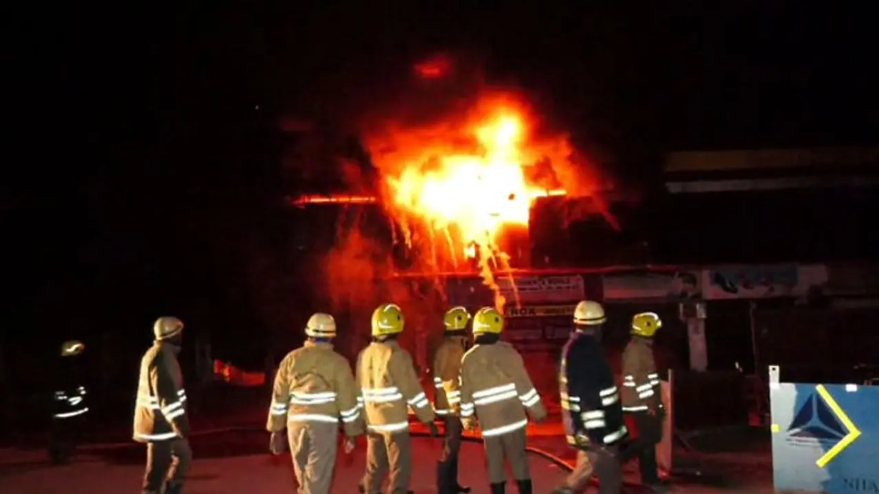 மதுரையில் சூப்பர் மார்க்கெட்டில் பயங்கர தீ விபத்து... 5 கோடி ரூபாய் மதிப்பிலான பொருட்கள் எரிந்து நாசம்..! மதுரையில் சூப்பர் மார்க்கெட்டில் பயங்கர தீ விபத்து... 5 கோடி ரூபாய் மதிப்பிலான பொருட்கள் எரிந்து நாசம்..!