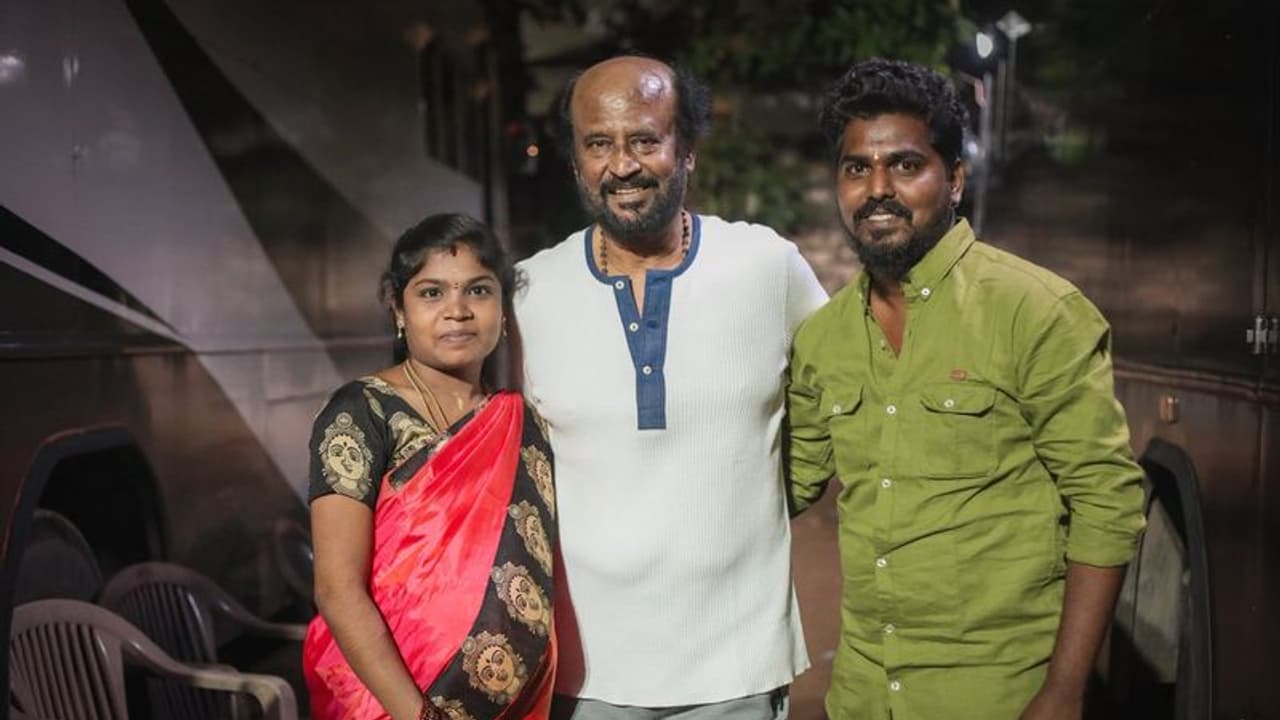 அப்பா ஸ்தானத்தில் இருந்து நிறைமாத கர்ப்பிணிக்கு வளைகாப்பு நடத்திய சூப்பர் ஸ்டார்... ரசிகரை நெகிழவைத்த ரஜினி...! அப்பா ஸ்தானத்தில் இருந்து நிறைமாத கர்ப்பிணிக்கு வளைகாப்பு நடத்திய சூப்பர் ஸ்டார்... ரசிகரை நெகிழவைத்த ரஜினி...!