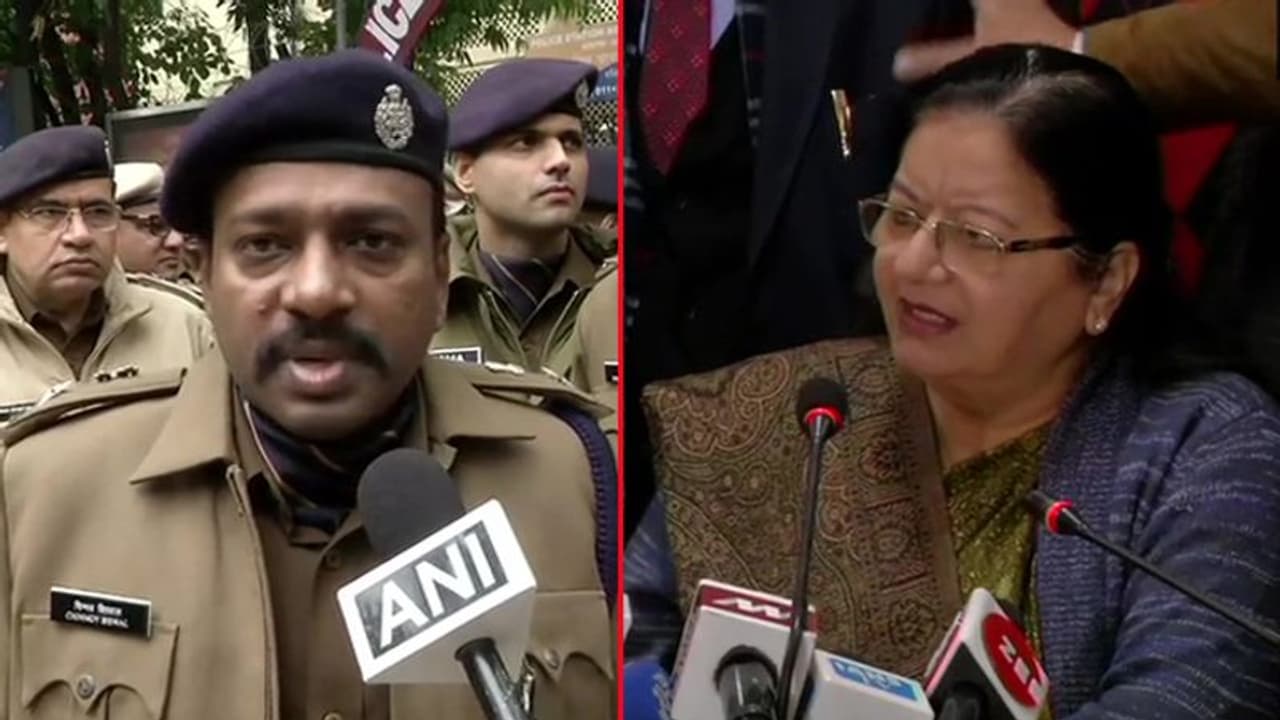 जामिया विवाद : पुलिस ने कहा, बोतल से आग बुझाई, जामिया वीसी ने कहा, लाइब्रेरी में घुसे, FIR करेंगे जामिया विवाद : पुलिस ने कहा, बोतल से आग बुझाई, जामिया वीसी ने कहा, लाइब्रेरी में घुसे, FIR करेंगे