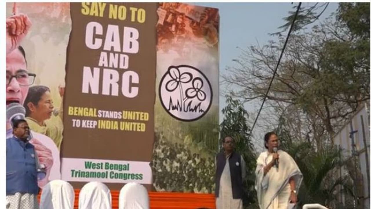 শপথবাক্য পাঠ করিয়ে মিছিল শুরু মমতার, প্রবল যানজটের আশঙ্কা শপথবাক্য পাঠ করিয়ে মিছিল শুরু মমতার, প্রবল যানজটের আশঙ্কা