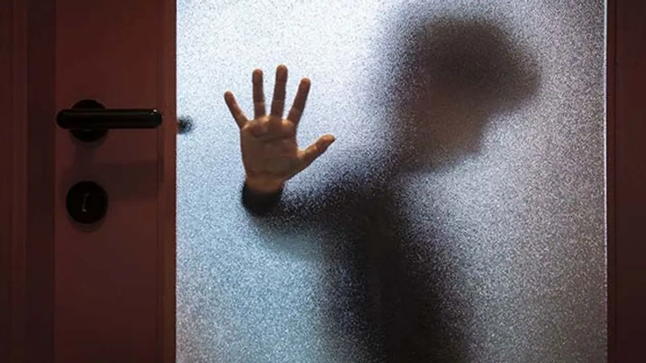 வகுப்பறையின் கதவைப் பூட்டிவிட்டு மாணவரின் பிறப்புறுப்பை பிடித்து துன்புறுத்திய புகார்... ஆசிரியர்கள் மீது போக்சோவில் வழக்கு..! வகுப்பறையின் கதவைப் பூட்டிவிட்டு மாணவரின் பிறப்புறுப்பை பிடித்து துன்புறுத்திய புகார்... ஆசிரியர்கள் மீது போக்சோவில் வழக்கு..!