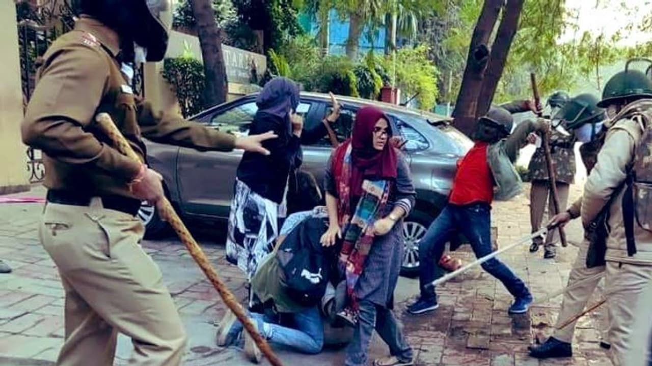 বাথরুম লাইব্রেরিতেও পুলিশ, বেধড়ক মার মেয়েদের, এফআইআর এর রাস্তায় জামিয়া বাথরুম লাইব্রেরিতেও পুলিশ, বেধড়ক মার মেয়েদের, এফআইআর এর রাস্তায় জামিয়া