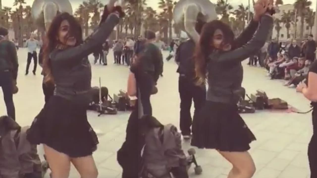 వైరల్ అవుతున్న శ్రీయ బెల్లీ డాన్స్.. లక్షల్లో వ్యూస్! వైరల్ అవుతున్న శ్రీయ బెల్లీ డాన్స్.. లక్షల్లో వ్యూస్!