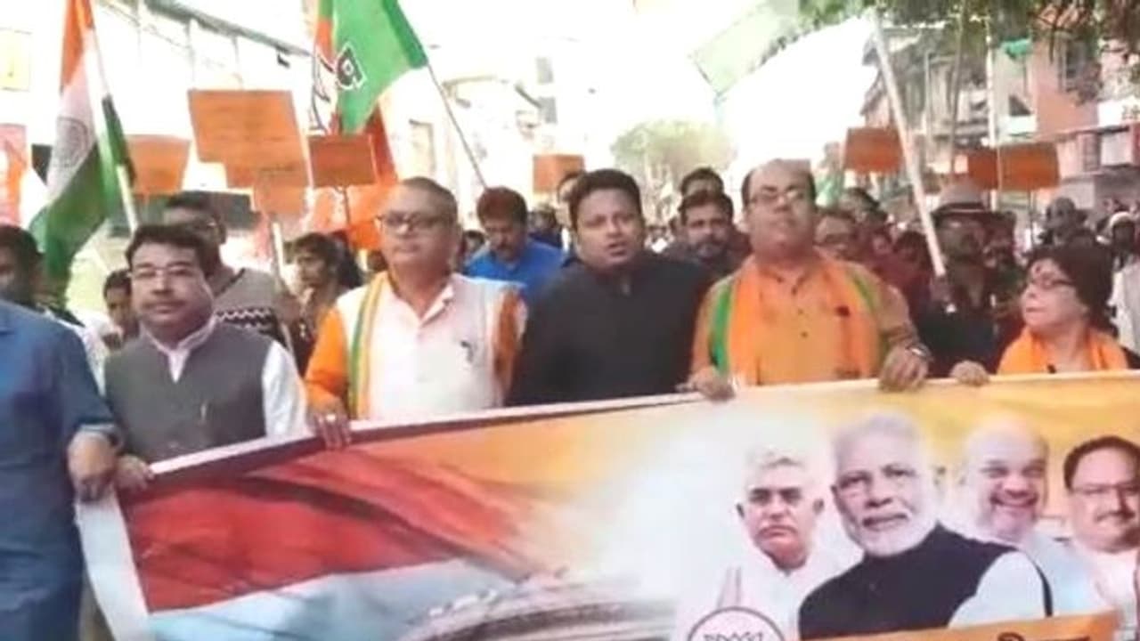 'যাদবপুরে বিজেপির মিছিলে সক্রিয়, সারা রাজ্য়ের হিংসায় নিষ্ক্রিয় পুলিশ' 'যাদবপুরে বিজেপির মিছিলে সক্রিয়, সারা রাজ্য়ের হিংসায় নিষ্ক্রিয় পুলিশ'