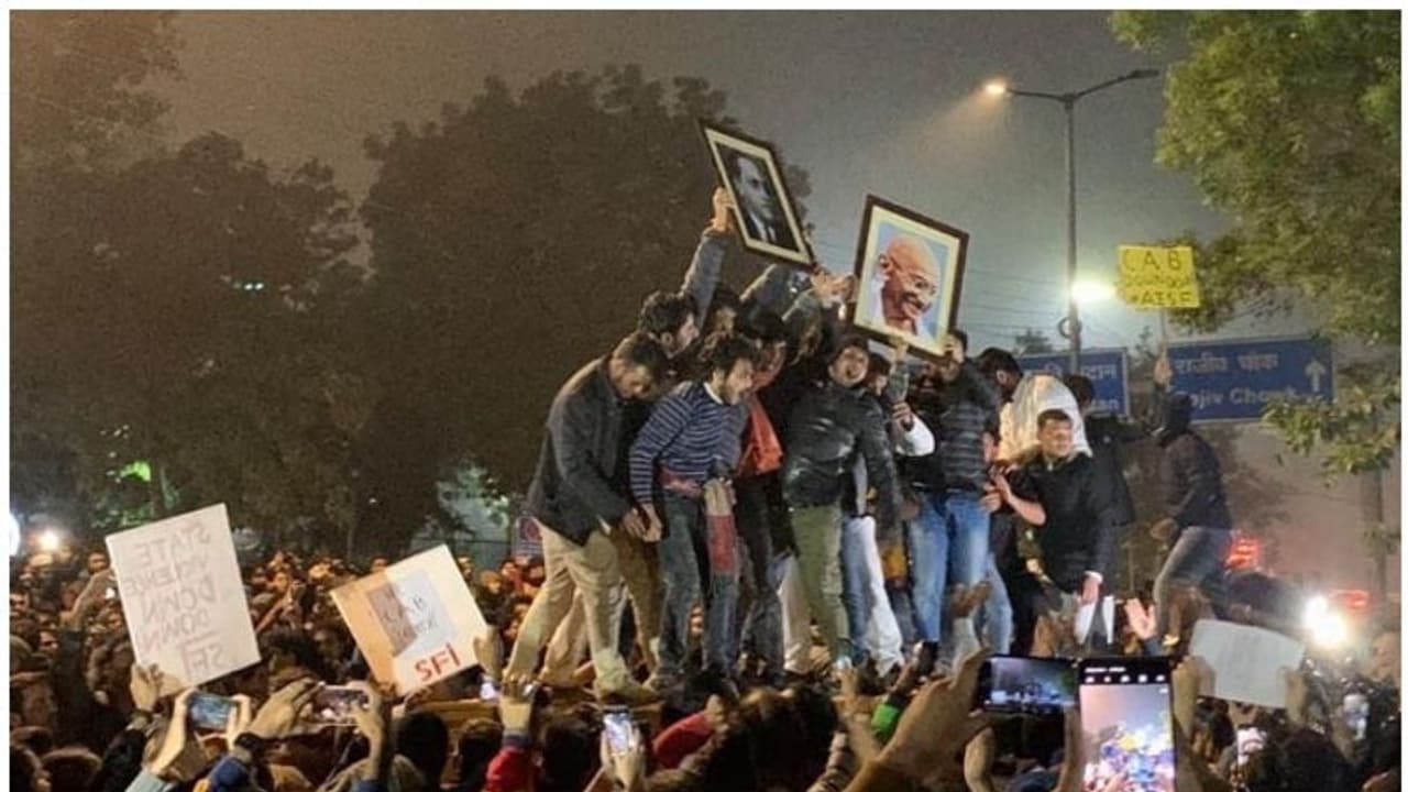 സിഎഎ പ്രക്ഷോഭത്തിനിടെ ജാമിയ മിലിയയിലെ സംഘര്ഷം: 70 പേരുടെ ചിത്രങ്ങള് പുറത്തുവിട്ട് ദില്ലി പൊലീസ് സിഎഎ പ്രക്ഷോഭത്തിനിടെ ജാമിയ മിലിയയിലെ സംഘര്ഷം: 70 പേരുടെ ചിത്രങ്ങള് പുറത്തുവിട്ട് ദില്ലി പൊലീസ്