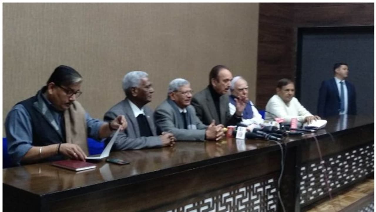 പൗരത്വഭേദഗതി: ആക്രമണങ്ങളെ അപലപിച്ച് പ്രതിപക്ഷം, നാളെ രാഷ്ട്രപതിയുമായി കൂടിക്കാഴ്ച