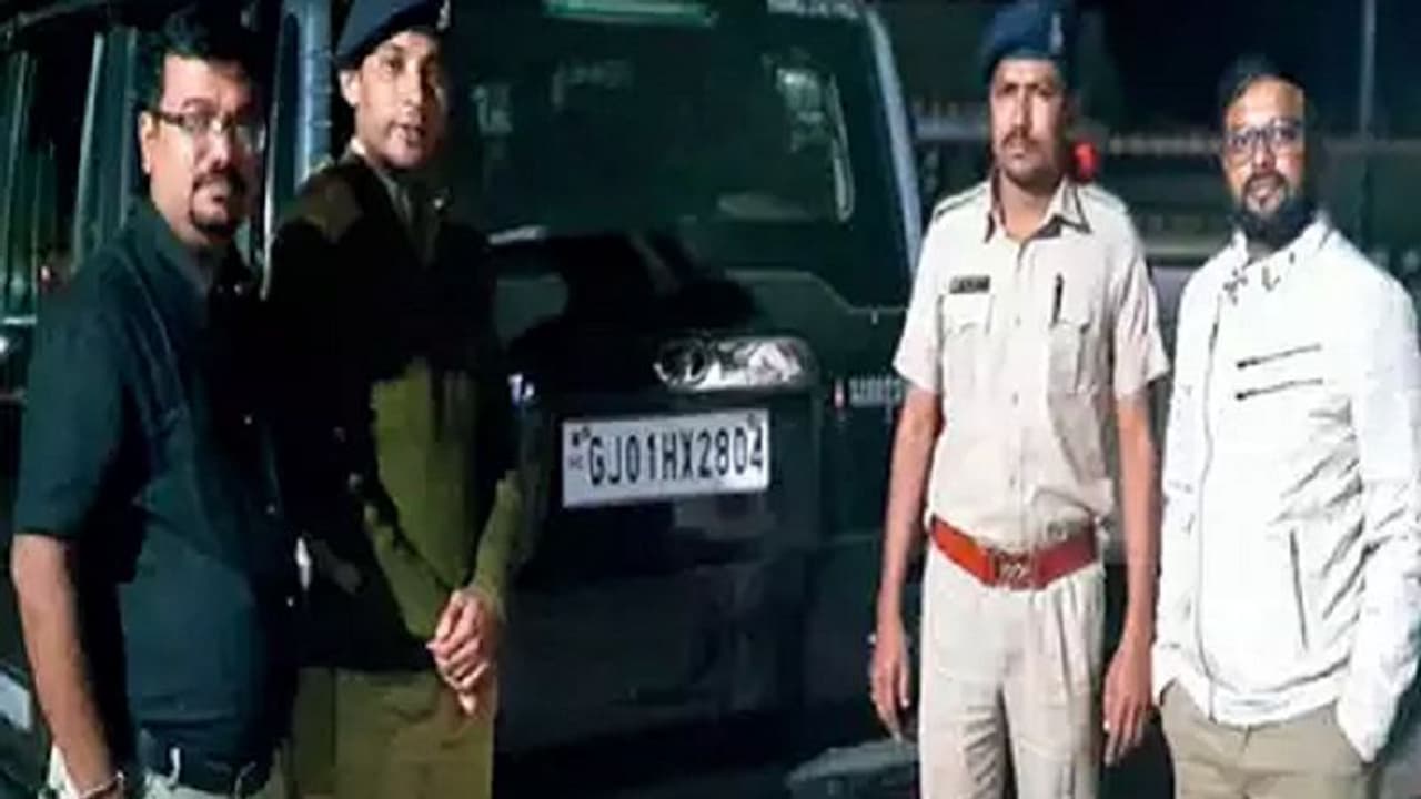 ಹೊಟೇಲ್ ಸಿಬ್ಬಂದಿಗೆ ಕಾರ್ ಪಾರ್ಕ್ ಮಾಡಪ್ಪ ಅಂದ್ರೆ ಕದ್ದೋಡಿದ ಭೂಪ! ಹೊಟೇಲ್ ಸಿಬ್ಬಂದಿಗೆ ಕಾರ್ ಪಾರ್ಕ್ ಮಾಡಪ್ಪ ಅಂದ್ರೆ ಕದ್ದೋಡಿದ ಭೂಪ!