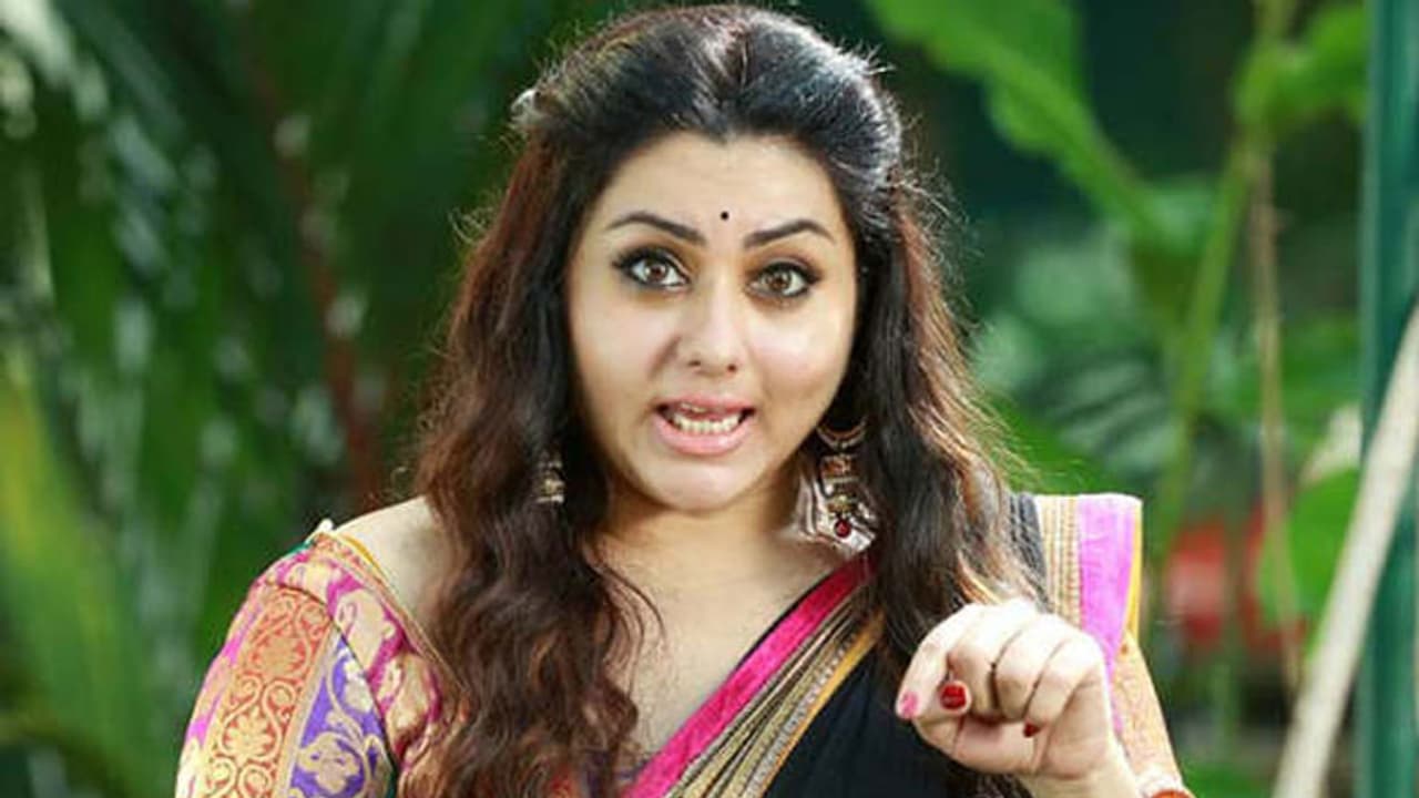 சினிமா பாசமோ...? நடிகர் சூர்யா பற்றிய கேள்விக்கு பதில் சொல்லாமல் நழுவிய நமீதா...! சினிமா பாசமோ...? நடிகர் சூர்யா பற்றிய கேள்விக்கு பதில் சொல்லாமல் நழுவிய நமீதா...!