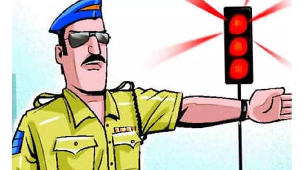 సామాన్యుడి దెబ్బ... పోలీస్ వాహనానికి ట్రాఫిక్ జరిమానా సామాన్యుడి దెబ్బ... పోలీస్ వాహనానికి ట్రాఫిక్ జరిమానా