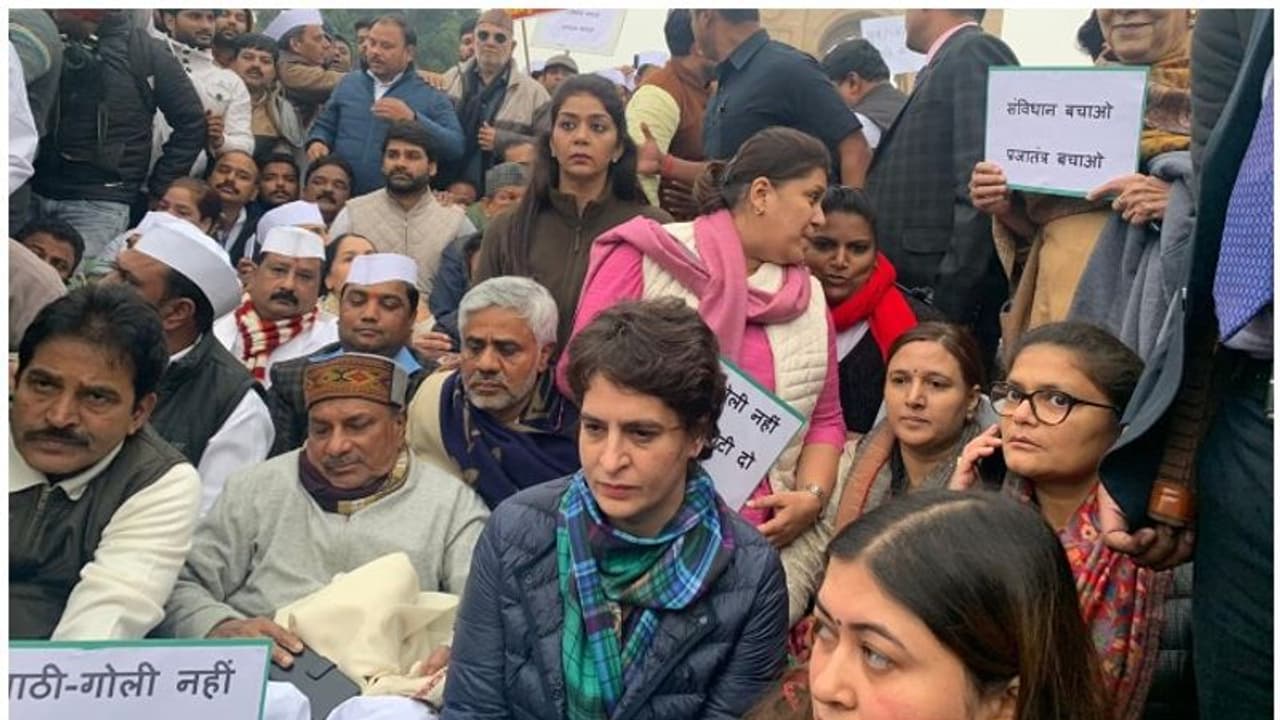 ജാമിയയിലെ പൊലീസ് നടപടി: ഇന്ത്യാ ഗേറ്റിൽ പ്രക്ഷോഭം നയിച്ച് പ്രിയങ്ക, രാഹുൽ ഇല്ല