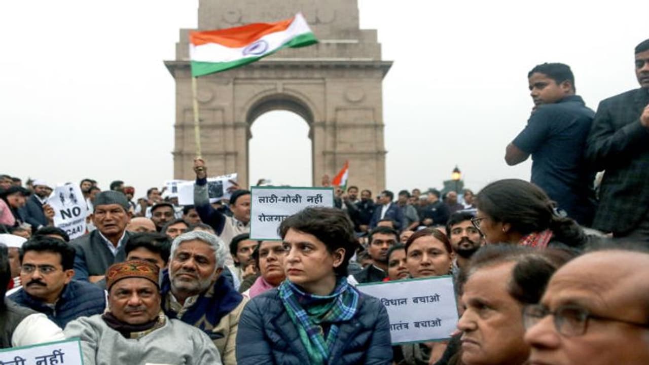 জামিয়া মিলিয়ায় পুলিশি তাণ্ডবের প্রতিবাদ, ইন্ডিয়া গেটের সামনে ধরনায় বসলেন প্রিয়ঙ্কা জামিয়া মিলিয়ায় পুলিশি তাণ্ডবের প্রতিবাদ, ইন্ডিয়া গেটের সামনে ধরনায় বসলেন প্রিয়ঙ্কা
