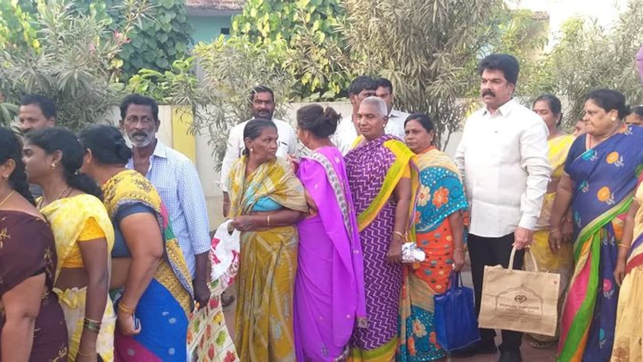 తప్పని తిప్పలు... క్యూలో నిల్చుని ఉల్లిపాయలు కొన్న మాజీ ఎమ్మెల్యే తప్పని తిప్పలు... క్యూలో నిల్చుని ఉల్లిపాయలు కొన్న మాజీ ఎమ్మెల్యే