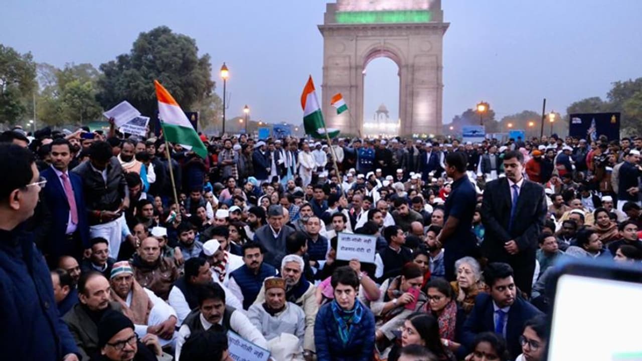प्रियंका गांधी ने इंडिया गेट के सामने किया प्रदर्शन, कहा, देश के लिए एकजुट होना पड़ेगा