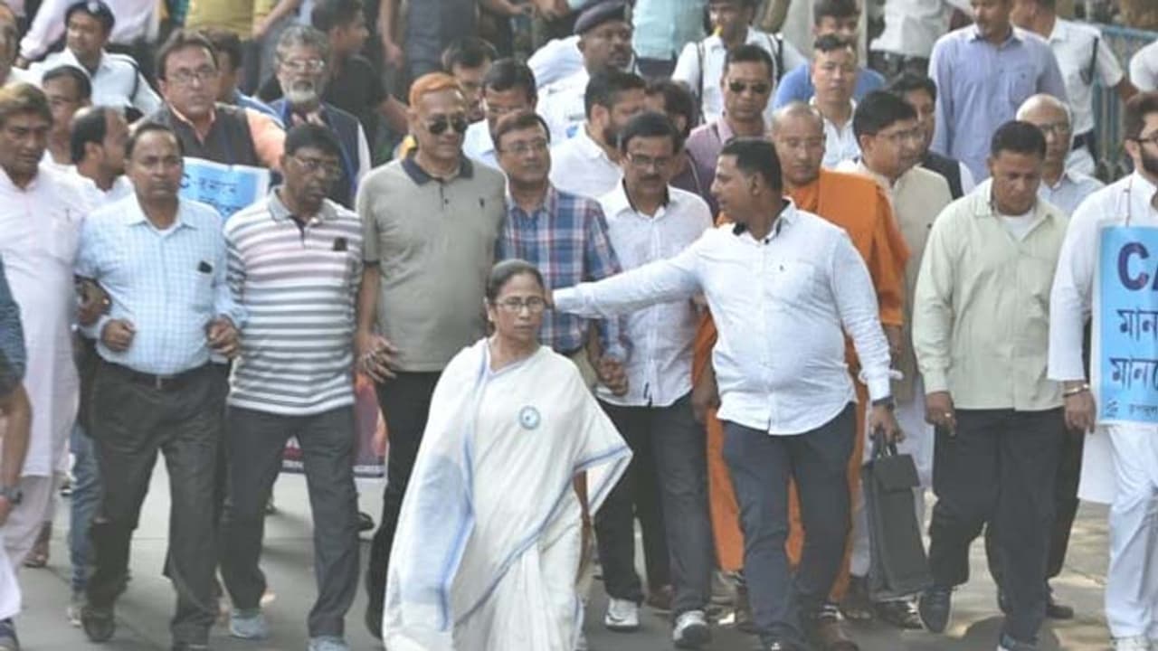 என் பொணத்தைத் தாண்டித் தான் குடியுரிமைச் சட்டத்தை செயல்படுத்த முடியும் !! மம்தா பானர்ஜி ஆவேசம் !! என் பொணத்தைத் தாண்டித் தான் குடியுரிமைச் சட்டத்தை செயல்படுத்த முடியும் !! மம்தா பானர்ஜி ஆவேசம் !!