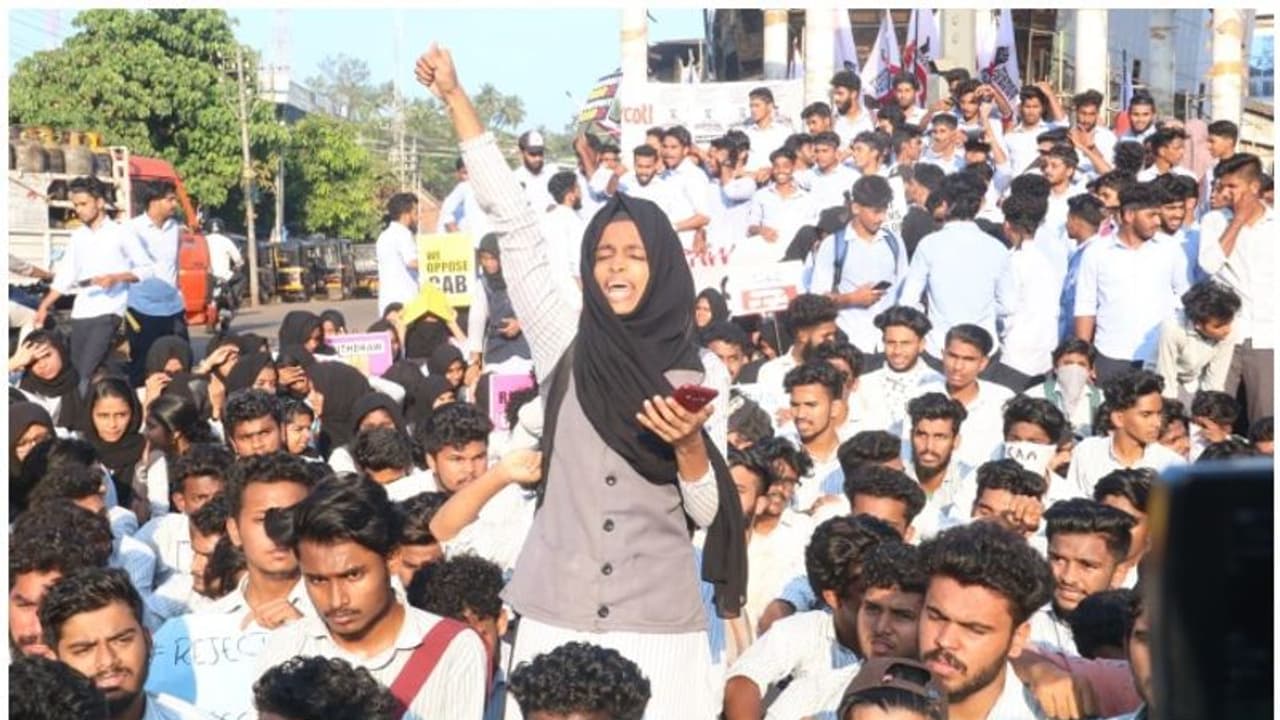 ವಿದ್ಯಾರ್ಥಿಗಳಿಂದ ಹಿಂಸಾಚಾರ: ಸುಪ್ರೀಂ ಗರಂ ವಿದ್ಯಾರ್ಥಿಗಳಿಂದ ಹಿಂಸಾಚಾರ: ಸುಪ್ರೀಂ ಗರಂ