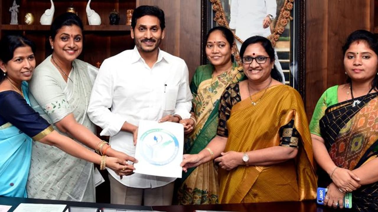 కరోనా కష్ట కాలంలోనూ... మహిళలు, రైతులకు భరోసానిచ్చే పథకాలు ప్రారంభం, నేడే కరోనా కష్ట కాలంలోనూ... మహిళలు, రైతులకు భరోసానిచ్చే పథకాలు ప్రారంభం, నేడే