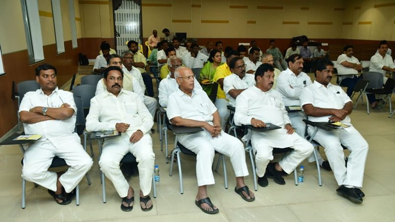 రేపటి నుండి ఏపీ అసెంబ్లీ సమావేశాలు: టీడీఎల్పీ భేటీ, వ్యూహాంపై చర్చ రేపటి నుండి ఏపీ అసెంబ్లీ సమావేశాలు: టీడీఎల్పీ భేటీ, వ్యూహాంపై చర్చ