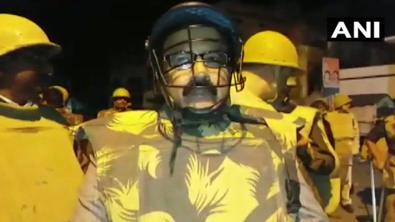 CAA को लेकर UP के मऊ में बवाल, सरकारी बसों में तोड़फोड़; हाजीपुरा चौक एरिया में धारा 144 CAA को लेकर UP के मऊ में बवाल, सरकारी बसों में तोड़फोड़; हाजीपुरा चौक एरिया में धारा 144