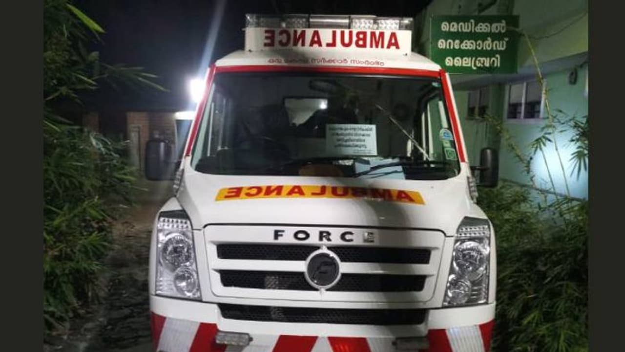 ആശുപത്രിയിലേക്ക് പോകുന്നതിനിടെ ആംബുലന്സില് യുവതിക്ക് സുഖപ്രസവം ആശുപത്രിയിലേക്ക് പോകുന്നതിനിടെ ആംബുലന്സില് യുവതിക്ക് സുഖപ്രസവം