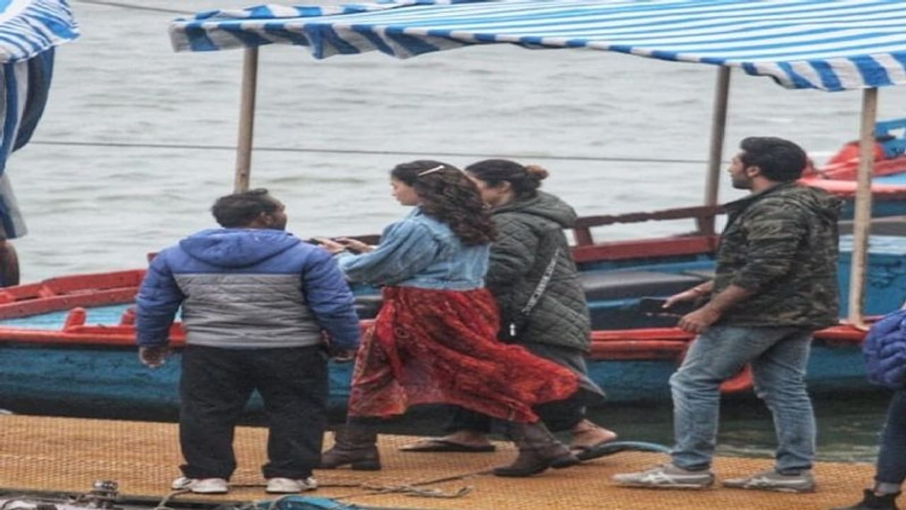 आलिया के पीछे कुछ इस तरह शरारत करते नजर आए रणबीर आलिया के पीछे कुछ इस तरह शरारत करते नजर आए रणबीर