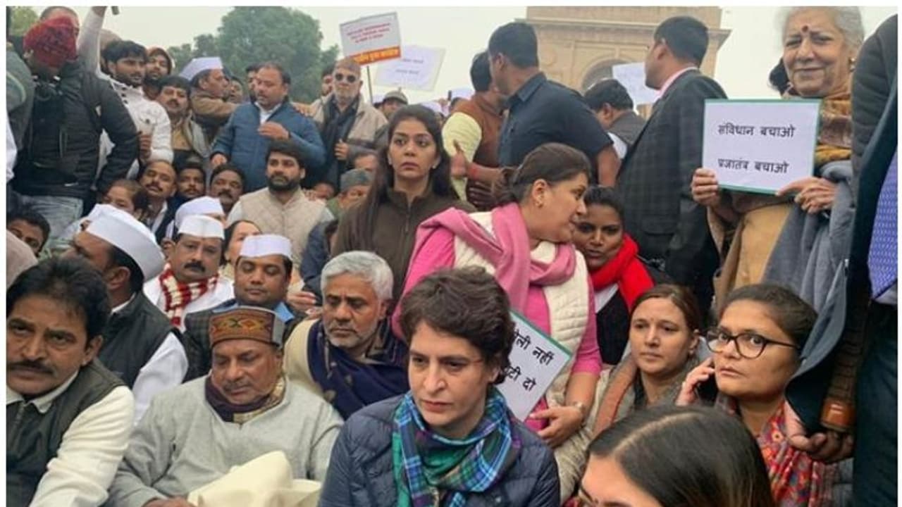 ജാമിയ, അലിഗഢ് സർവകലാശാലകളിലെ പൊലീസ് നടപടി; പ്രതിപക്ഷ നേതാക്കൾ ഇന്ന് രാഷ്ട്രപതിയെ കാണും ജാമിയ, അലിഗഢ് സർവകലാശാലകളിലെ പൊലീസ് നടപടി; പ്രതിപക്ഷ നേതാക്കൾ ഇന്ന് രാഷ്ട്രപതിയെ കാണും