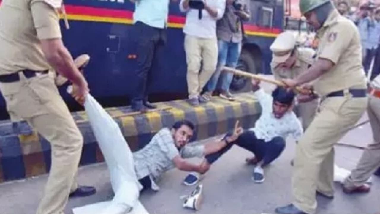 ಲಾಠಿ ಚಾರ್ಜ್: ಪ್ರತಿಭಟನಾಕಾರರನ್ನು ಹೊತ್ತುಯ್ದು ಬಸ್ಸಿಗೆ ಹತ್ತಿಸಿದ ಪೊಲೀಸರು..!