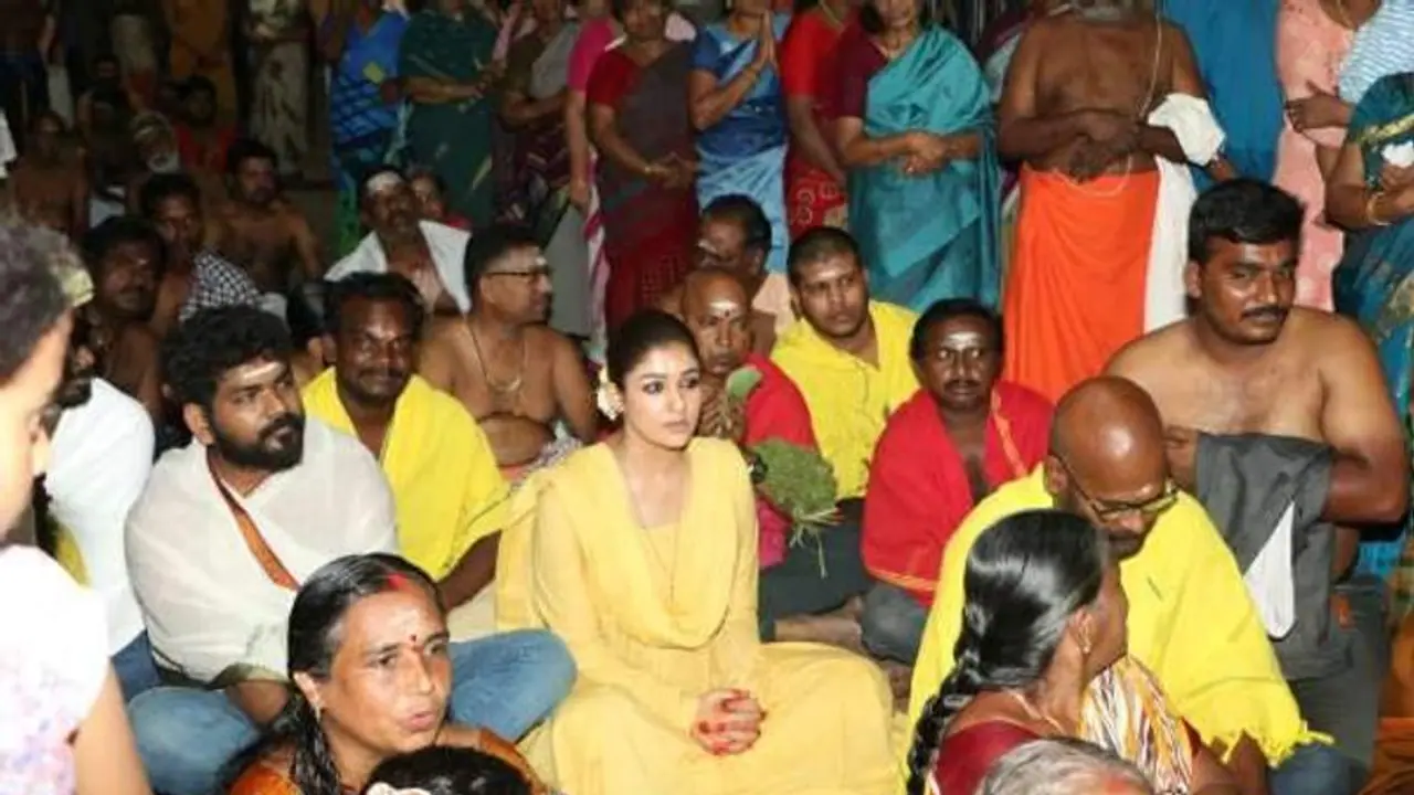 காதலி நயன்தாராவுடன் சட்டை போடாமல் சுசீந்திரம் கோவிலில் வழிபாடு செய்த விக்னேஷ் சிவன்: வைரலாகும் புகைப்படம்! காதலி நயன்தாராவுடன் சட்டை போடாமல் சுசீந்திரம் கோவிலில் வழிபாடு செய்த விக்னேஷ் சிவன்: வைரலாகும் புகைப்படம்!