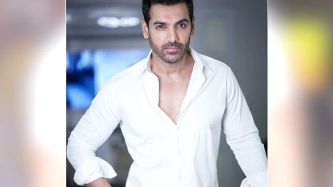 জনের ঠোঁটে ভক্তর চুমু, মুহূর্তে জ্ঞান সংযম হারিয়ে কী করেছিলেন অভিনেতা জনের ঠোঁটে ভক্তর চুমু, মুহূর্তে জ্ঞান সংযম হারিয়ে কী করেছিলেন অভিনেতা