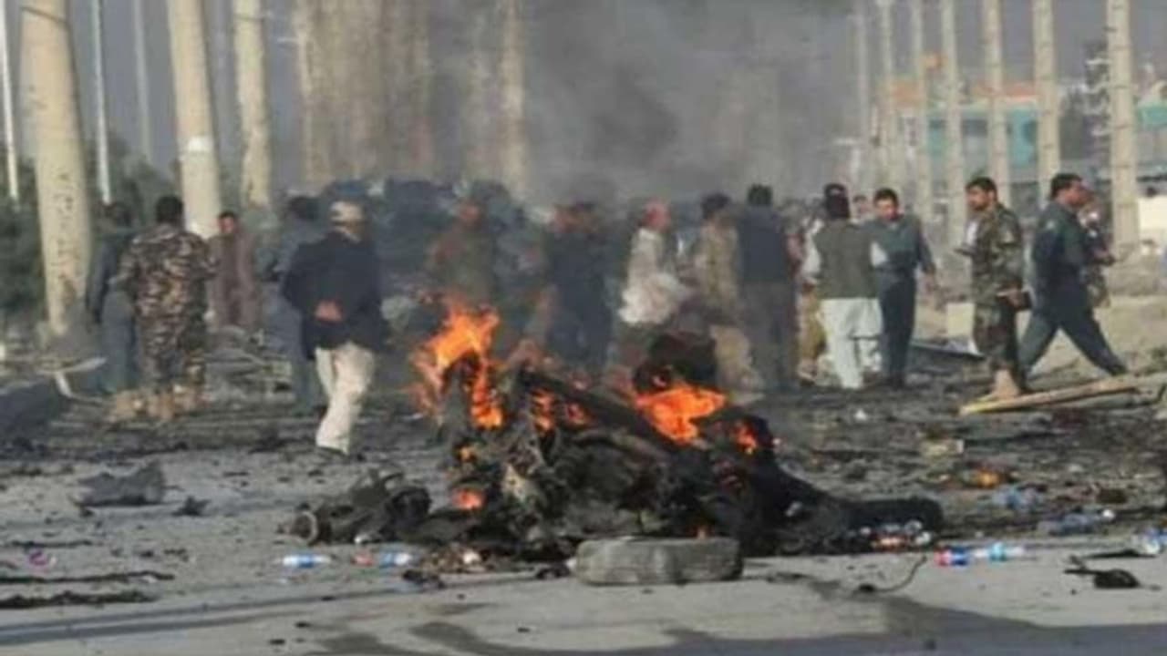 अफगानिस्तान में दर्दनाक हादसा, सड़क के किनारे हुए बम धमाके में 10 नागरिकों की मौत अफगानिस्तान में दर्दनाक हादसा, सड़क के किनारे हुए बम धमाके में 10 नागरिकों की मौत