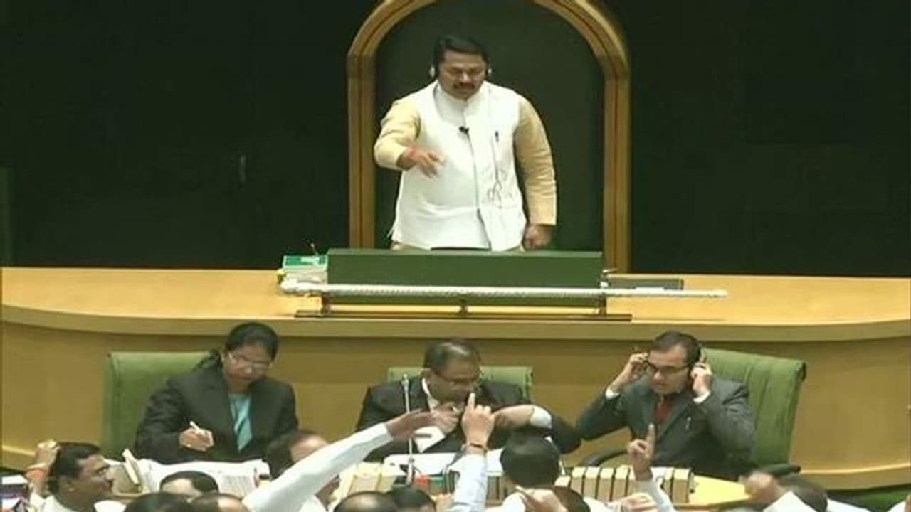 किसानों के लिए सहायता राशि को लेकर महाराष्ट्र में हंगामा, आज नहीं होगी विधानसभा की कोई कार्यवाई