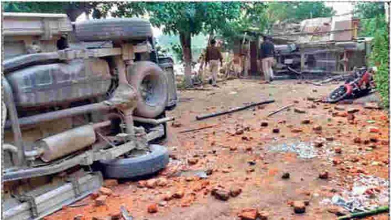 थाने से 500 मीटर दूर पेट्रोल पंप पर हुई हत्या, नाराज भीड़ के ऐसे गुस्से से कांप गए पुलिसवाले थाने से 500 मीटर दूर पेट्रोल पंप पर हुई हत्या, नाराज भीड़ के ऐसे गुस्से से कांप गए पुलिसवाले