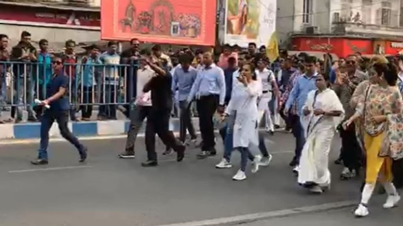 'ছোট ঘটনা'য় কেন বন্ধ ট্রেন, রেলকেই কাঠগড়ায় তুললেন মুখ্যমন্ত্রী 'ছোট ঘটনা'য় কেন বন্ধ ট্রেন, রেলকেই কাঠগড়ায় তুললেন মুখ্যমন্ত্রী