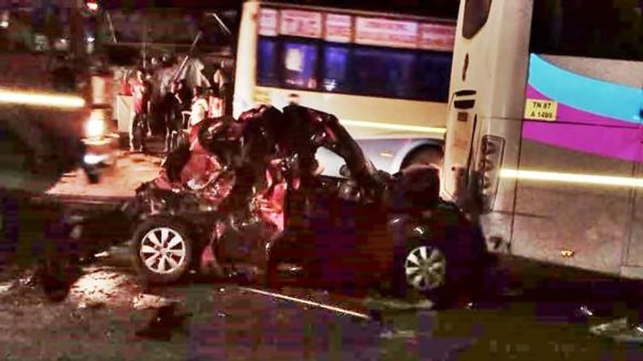 சொகுசு பேருந்தில் பயங்கரமாக மோதிய கார்..! ரத்தவெள்ளத்தில் முதியவர் துடிதுடித்து பலி..! சொகுசு பேருந்தில் பயங்கரமாக மோதிய கார்..! ரத்தவெள்ளத்தில் முதியவர் துடிதுடித்து பலி..!