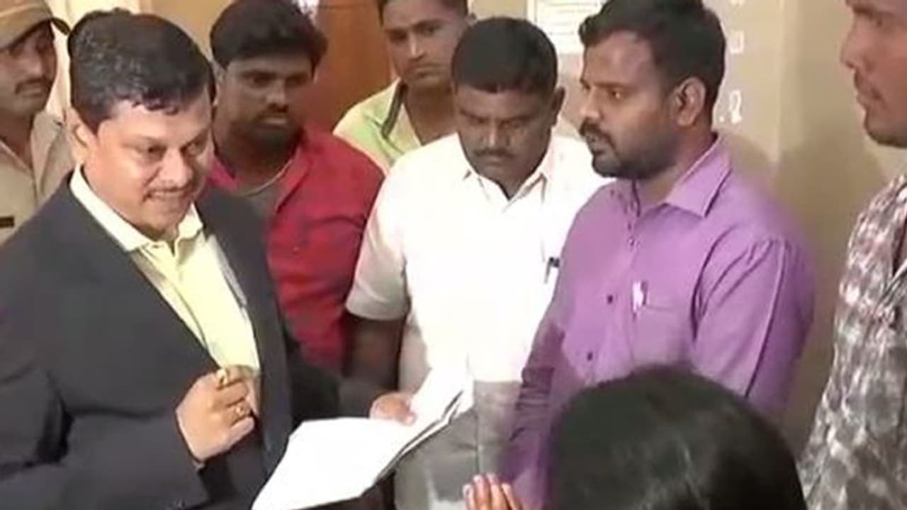 ನನ್ನ ತಾಯಿ ರೊಟ್ಟಿ ಮಾರಿ ಬೆಳೆಸಿದ್ಲು : ಆತ್ಮಹತ್ಯೆಗೆ ಯತ್ನಿಸಿದವನಿಗೆ DC ಬುದ್ಧಿವಾದ ನನ್ನ ತಾಯಿ ರೊಟ್ಟಿ ಮಾರಿ ಬೆಳೆಸಿದ್ಲು : ಆತ್ಮಹತ್ಯೆಗೆ ಯತ್ನಿಸಿದವನಿಗೆ DC ಬುದ್ಧಿವಾದ