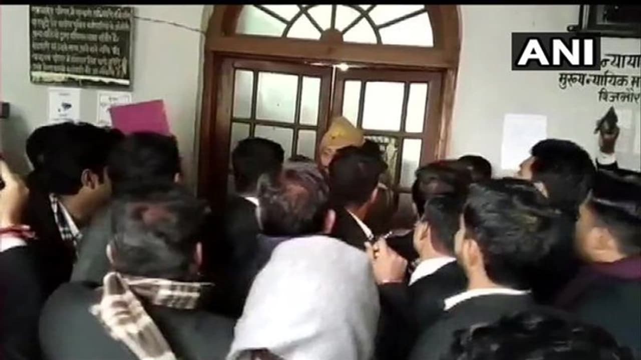 కోర్టు రూంలో నిందితుడి కాల్చివేత: 18 మంది పోలీసుల సస్పెన్షన్