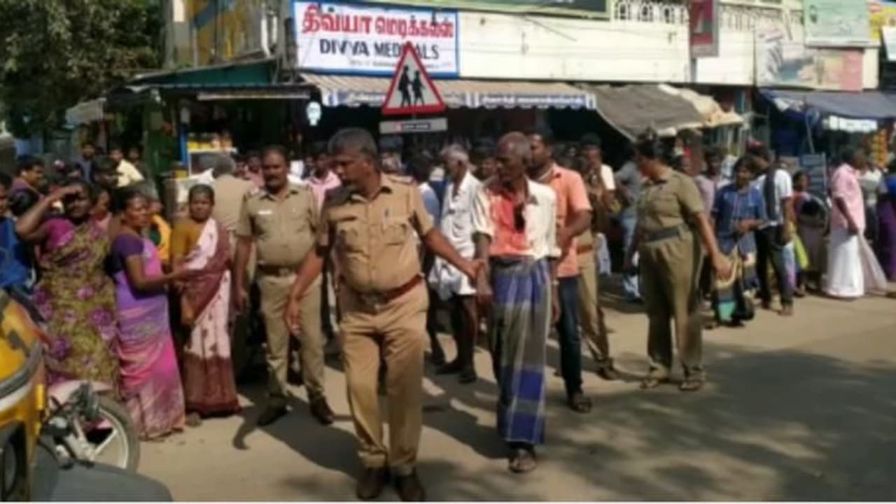 மிட்டாய் வாங்கி கொடுத்து சிறுமியிடம் அத்துமீறிய கிழவன்..! ரத்தம் சொட்ட சொட்ட வெளுத்தெடுத்த பொதுமக்கள்..! மிட்டாய் வாங்கி கொடுத்து சிறுமியிடம் அத்துமீறிய கிழவன்..! ரத்தம் சொட்ட சொட்ட வெளுத்தெடுத்த பொதுமக்கள்..!