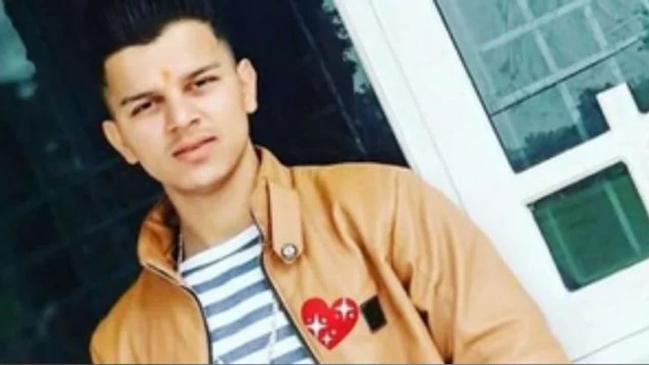 यह जाबांज सैनिक सीने पर झेलते रहा गोलियां, लेकिन आतंकियों को भारत में नहीं घुसने दिया यह जाबांज सैनिक सीने पर झेलते रहा गोलियां, लेकिन आतंकियों को भारत में नहीं घुसने दिया