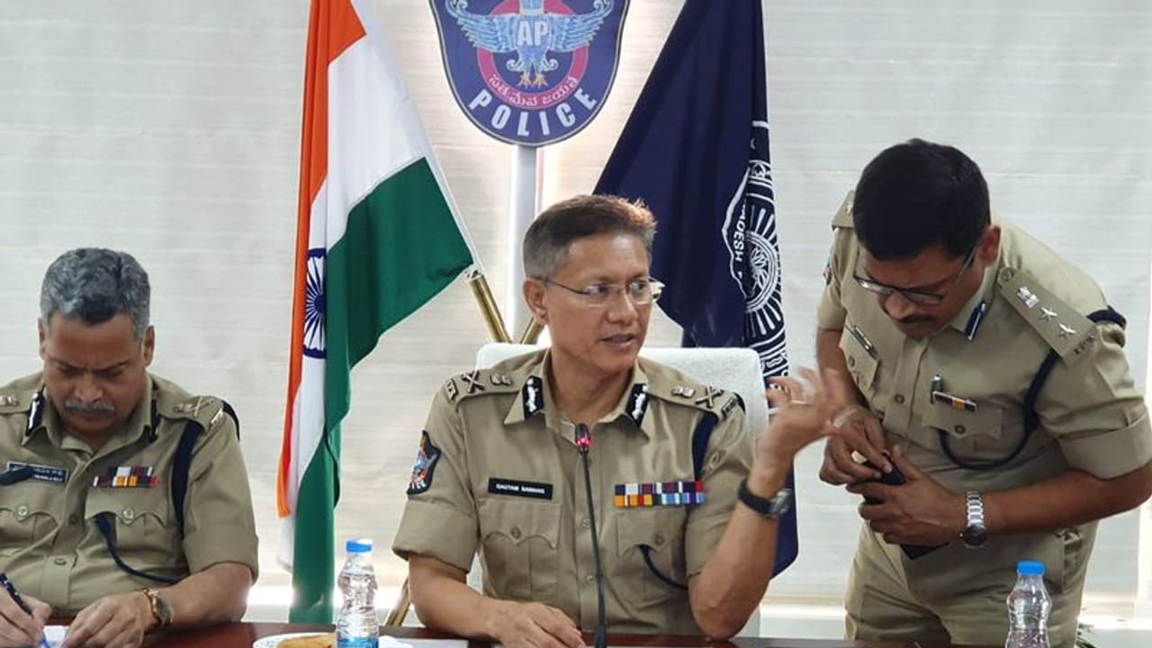 కరెన్సీతో కరోనా వైరస్ వ్యాప్తి: ఏపీ డీజీపీ గౌతమ్ సవాంగ్ వివరణ ఇదీ... కరెన్సీతో కరోనా వైరస్ వ్యాప్తి: ఏపీ డీజీపీ గౌతమ్ సవాంగ్ వివరణ ఇదీ...