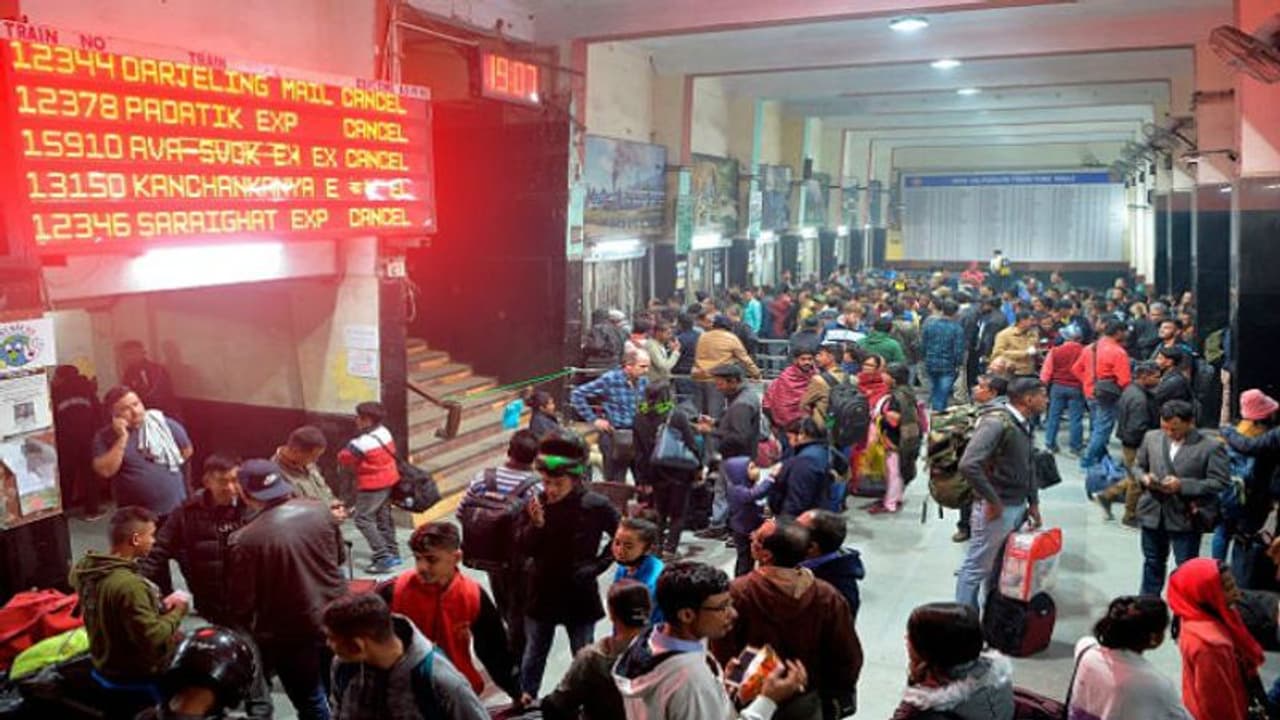 দার্জিলিং, পদাতিক সহ একগুচ্ছ ট্রেন বাতিল, বিপর্যস্ত রেল পরিষেবা