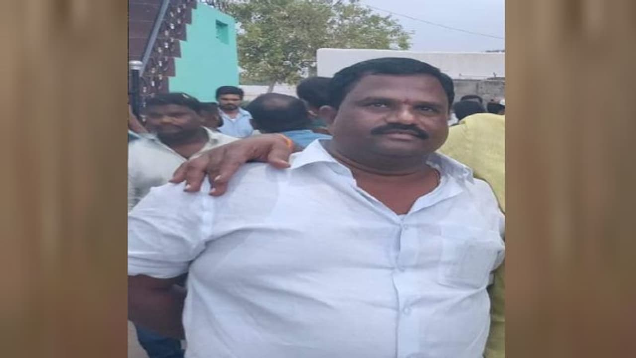 కర్నూల్ జిల్లాలో భగ్గుమన్న ఫ్యాక్షన్ కక్షలు: టీడీపీ నేత సుబ్బారావు హత్య కర్నూల్ జిల్లాలో భగ్గుమన్న ఫ్యాక్షన్ కక్షలు: టీడీపీ నేత సుబ్బారావు హత్య