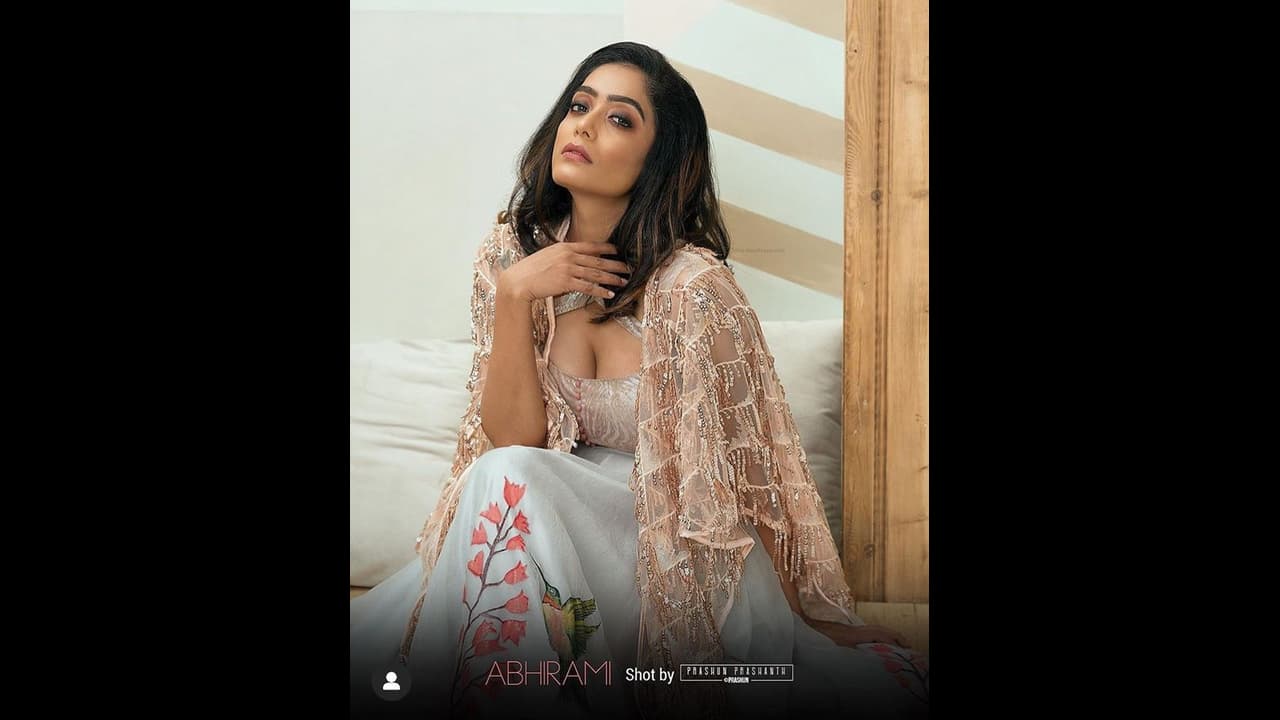 பட்டன் போடாமல் படுகவர்ச்சியாய் போஸ் கொடுத்த பிக்பாஸ் அபிராமி... மரண பங்கம் செய்யும் நெட்டிசன்கள்...! பட்டன் போடாமல் படுகவர்ச்சியாய் போஸ் கொடுத்த பிக்பாஸ் அபிராமி... மரண பங்கம் செய்யும் நெட்டிசன்கள்...!