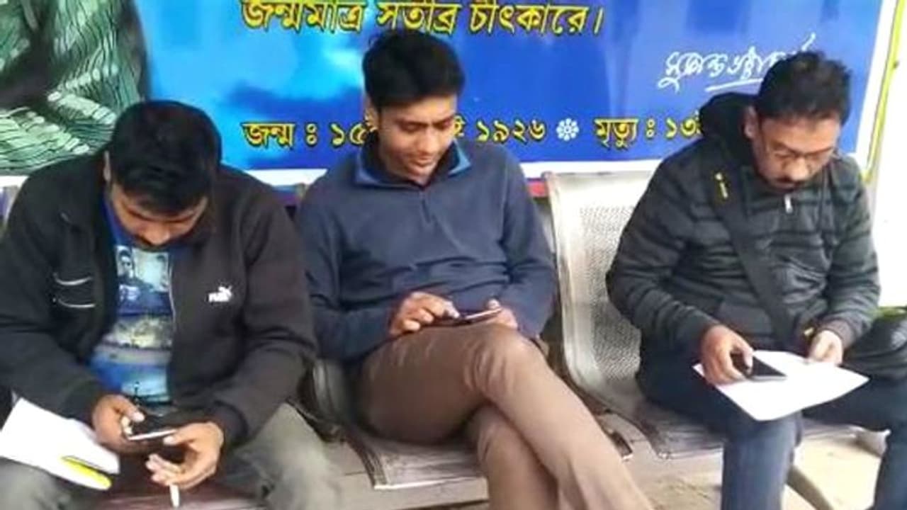 বারাসতে বন্ধ ইন্টারনেট , অফিসের কাজ করতে এয়ারপোর্টে কর্মীরা বারাসতে বন্ধ ইন্টারনেট , অফিসের কাজ করতে এয়ারপোর্টে কর্মীরা