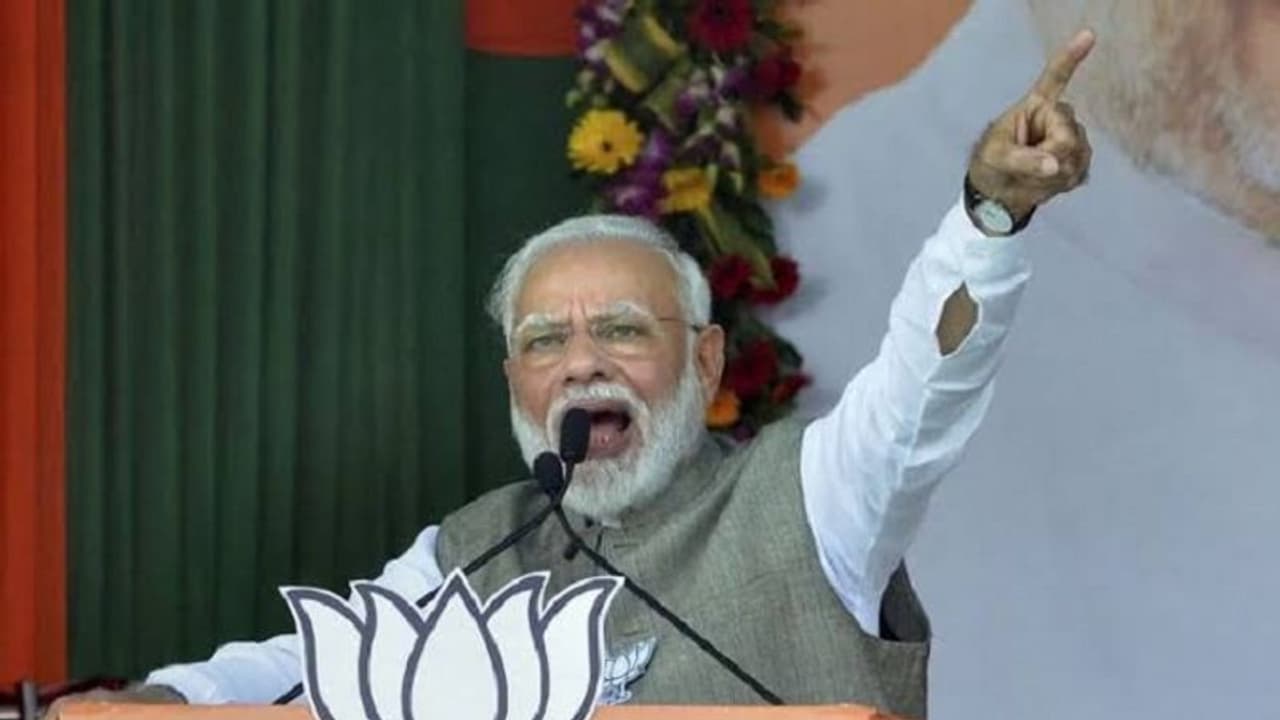 அரசியல் லாபத்துக்காக இப்படி முஸ்லீம்களை தூண்டி விடலாமா ? காங்கிரஸ் மீது பாய்ந்த மோடி !! அரசியல் லாபத்துக்காக இப்படி முஸ்லீம்களை தூண்டி விடலாமா ? காங்கிரஸ் மீது பாய்ந்த மோடி !!