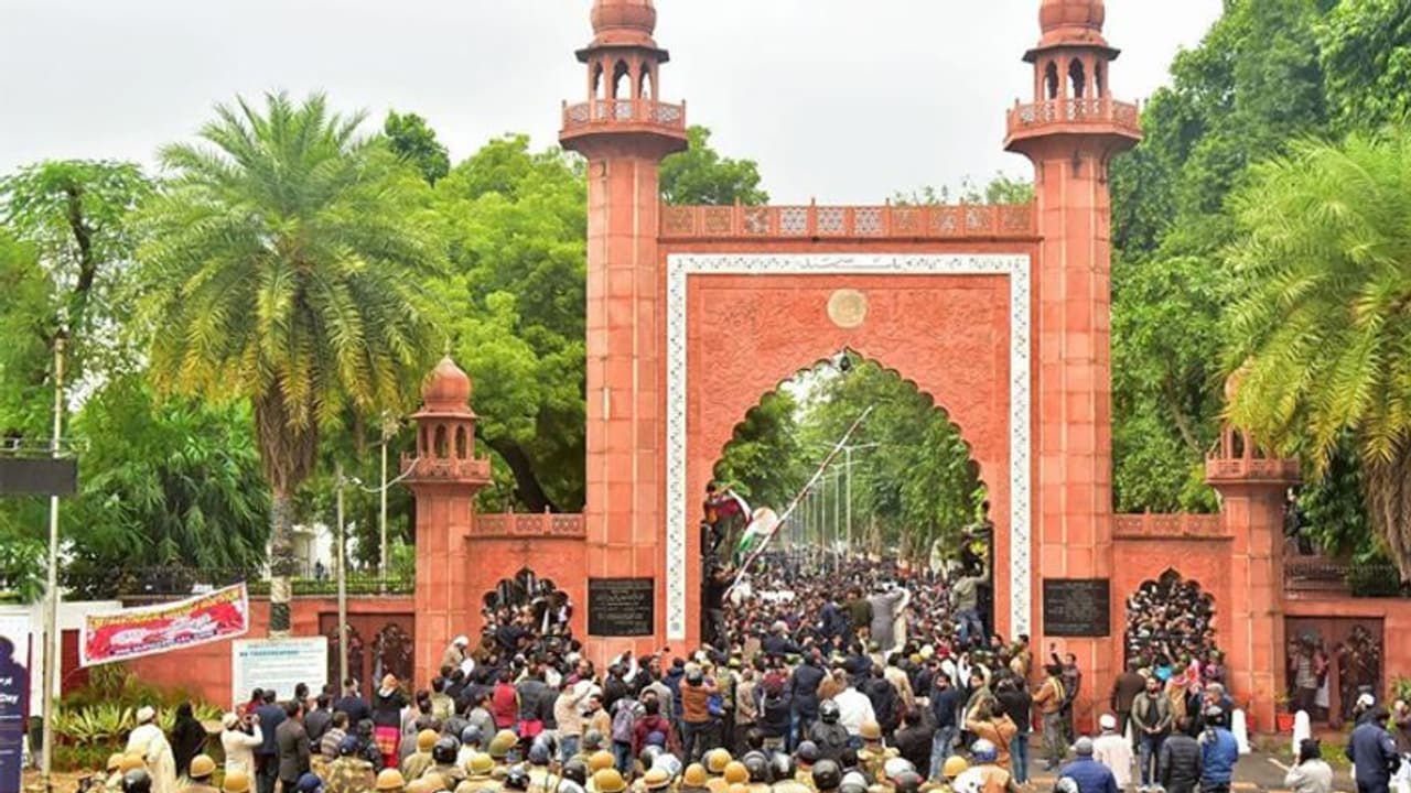 अलीगढ़ में CAA के खिलाफ प्रदर्शन जारी, सड़क पर उतरे 10 हजार प्रदर्शनकारी शहर मुफ्ती ने की शांति की अपील