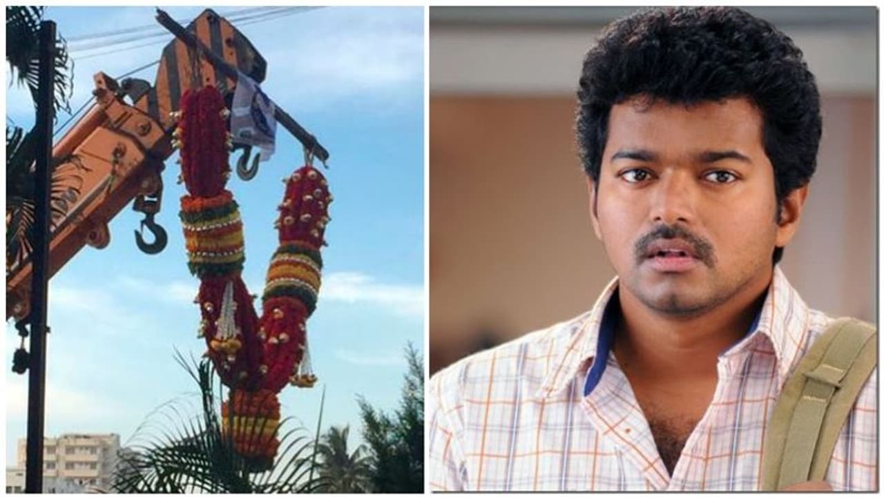 தளபதிக்காக ராட்சத பூ மாலையை கிரேனில் கொண்டு வந்து வெறித்தனம் காட்டிய கர்நாடக ரசிகர்கள்! மெர்சலான விஜய்! தளபதிக்காக ராட்சத பூ மாலையை கிரேனில் கொண்டு வந்து வெறித்தனம் காட்டிய கர்நாடக ரசிகர்கள்! மெர்சலான விஜய்!