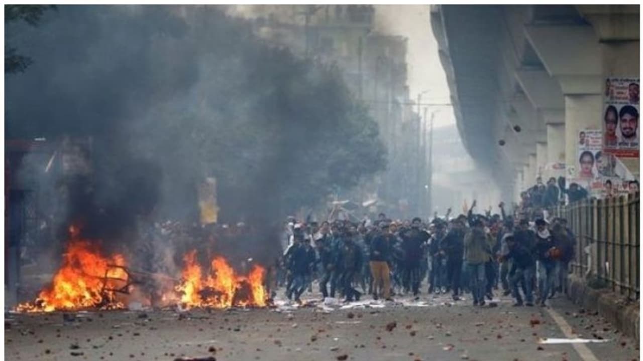 ദില്ലിയിൽ വീണ്ടും വൻ സംഘർഷം; സീലംപൂരിൽ വാഹനങ്ങൾ കത്തിച്ചു, മെട്രോ അടച്ചു